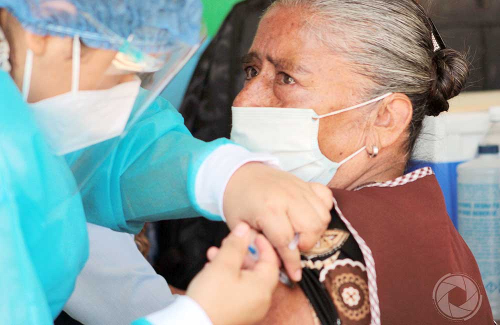Vacunan a adultos mayores contra Covid, en San Antonio de la Cal, Oaxaca