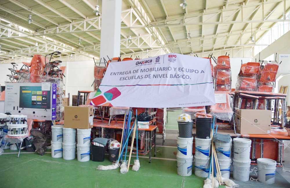IEEPO entrega mobiliario y equipo a 45 escuelas del Istmo de Oaxaca