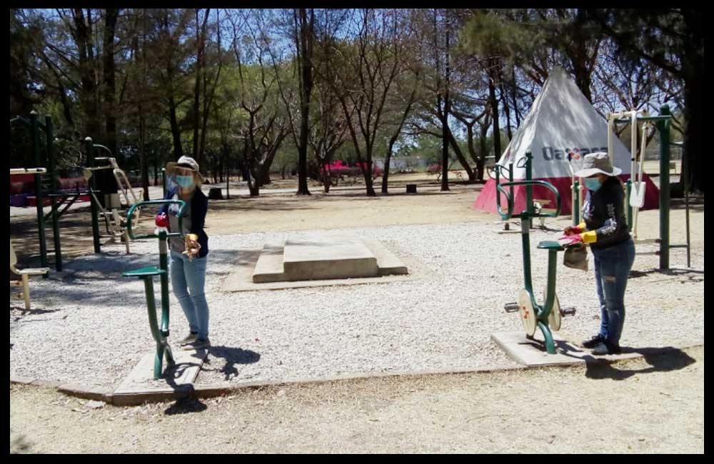 Desinfectan parques de Oaxaca para prevenir contagios de Covid-19