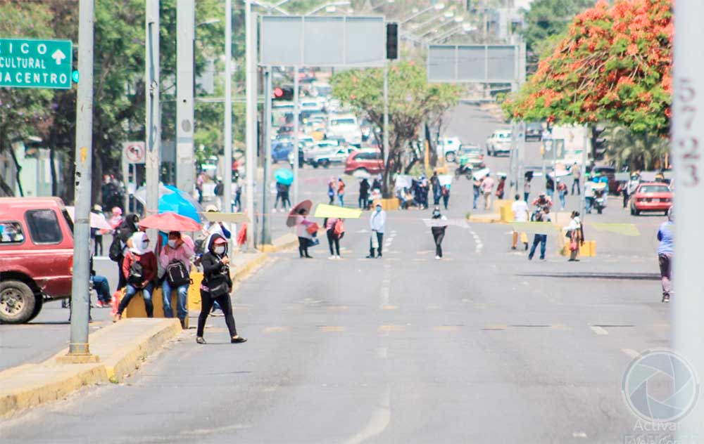 Sindicato de telebachillerato mantienen bloqueos en la capital de Oaxaca