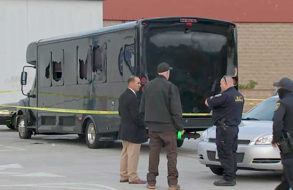 Dos muertas y varios heridos tras dos balaceras contra un autobús de fiesta en Oakland
