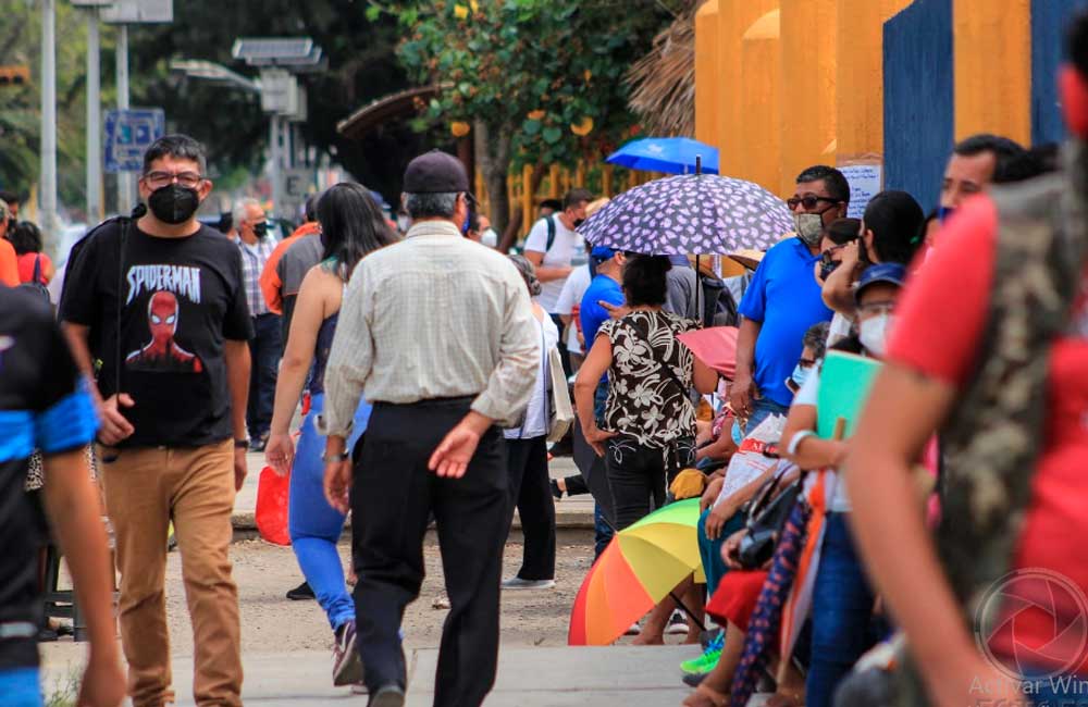 Caos y largas filas, sigue siendo el escenario de la vacunación en Oaxaca