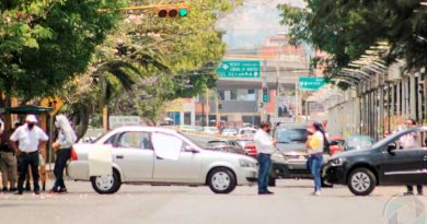 Directores de 260 planteles del IEBO realizan bloqueos; exigen pagos pendientes Directores de 260 planteles del IEBO realizan bloqueos; exigen pagos pendientes