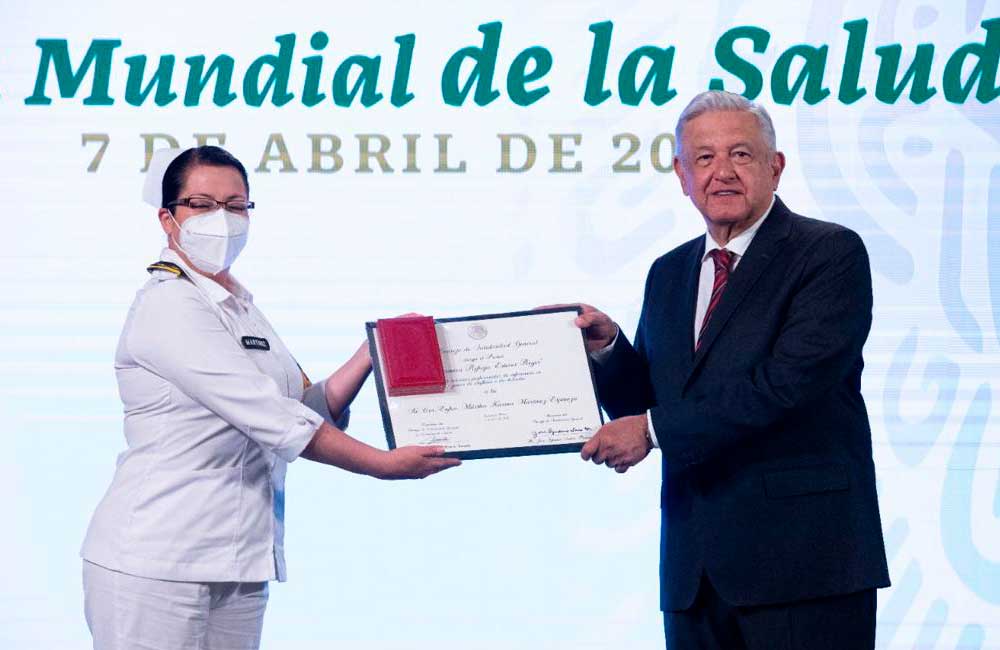 Entrega AMLO reconocimientos por el Día Internacional de la Enfermera