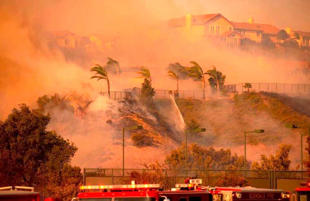 Investigan bomberos de Los Ángeles si incendio que arrasa ya con 1,325 acres fue provocado