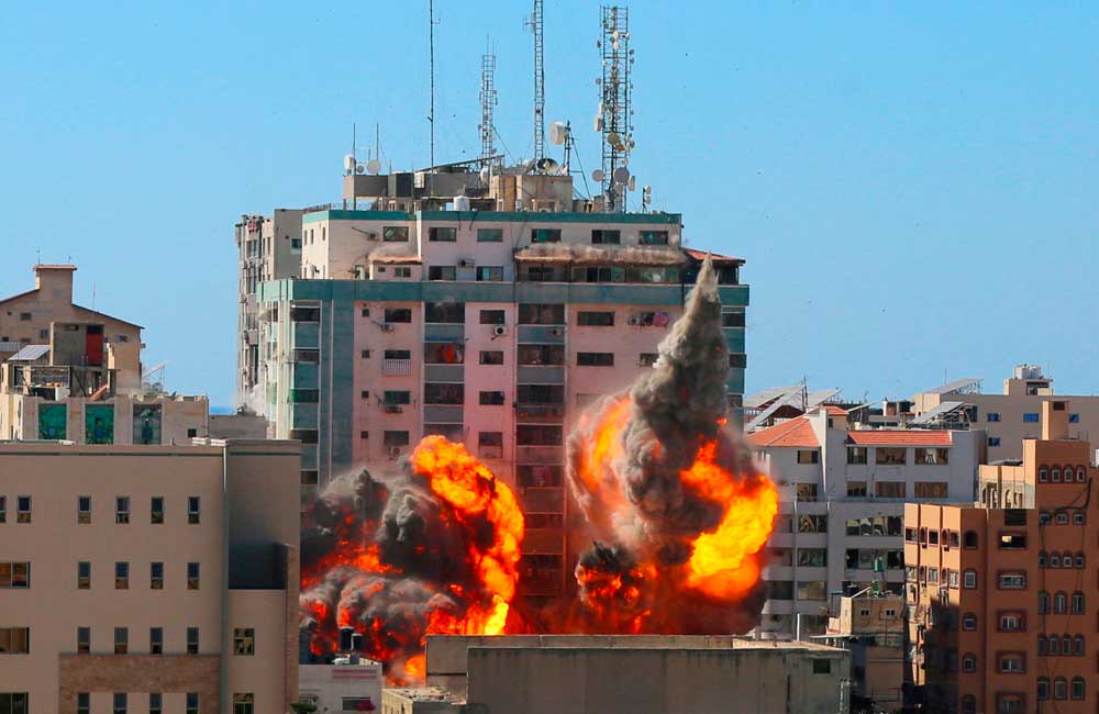 Derriba Israel edificio de oficinas de medios internacionales en Gaza; AP y AlJazeera entre ellos