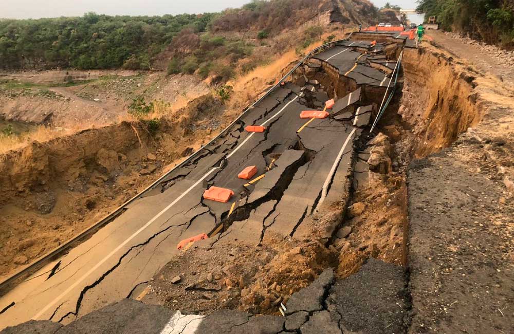 Colapsa tramo carretero en Michoacán que había sido cerrado para reparar grieta