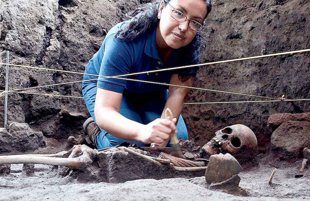 Arqueólogos encuentran 17 entierros prehispánicos en Xochimilco, CdMx