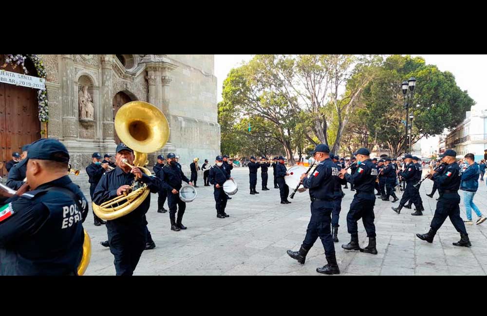 Estrena Himno la Policía Estatal de Oaxaca en el Palacio de Gobierno