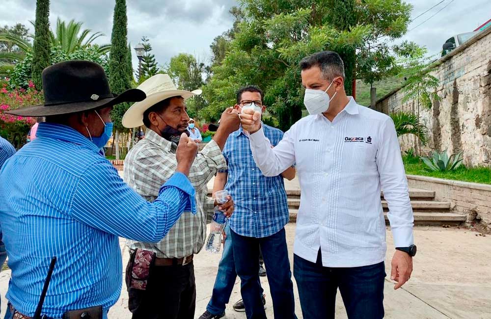 Construye gobernador Murat ruta de paz en San Vicente Coatlán