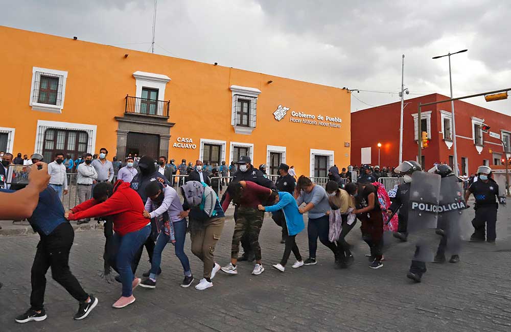 Protesta de normalistas en Puebla termina con represión policial