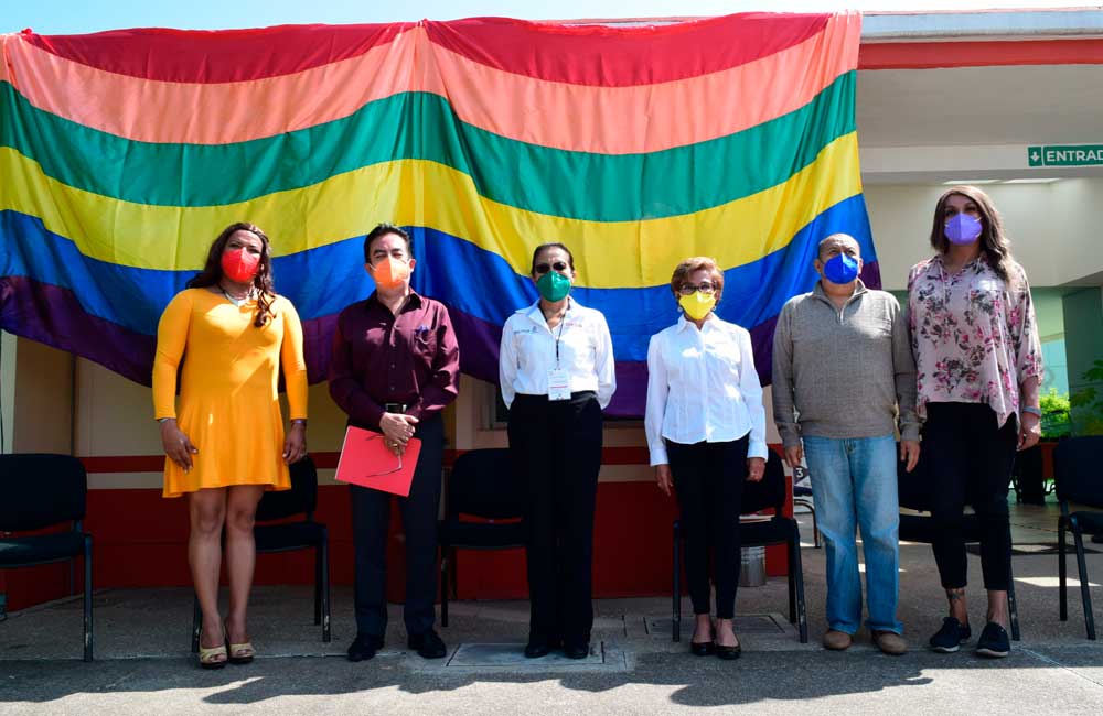 Ondean bandera de diversidad sexual en Coesida