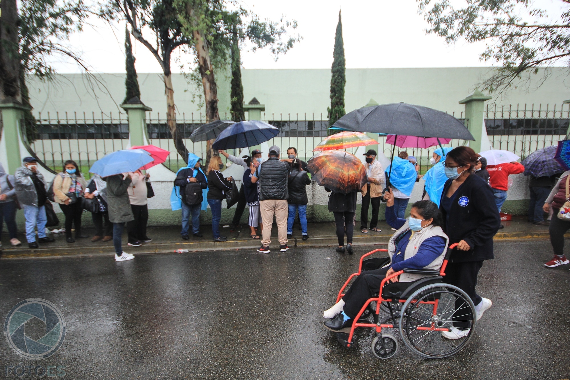 Jornada de vacunación en Oaxaca de Juárez, con largas filas bajo la lluvia