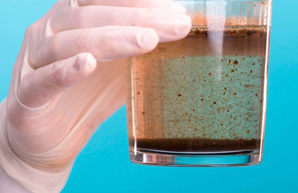 Advierten sobre agua contaminada con plomo y mercurio en 25 estados