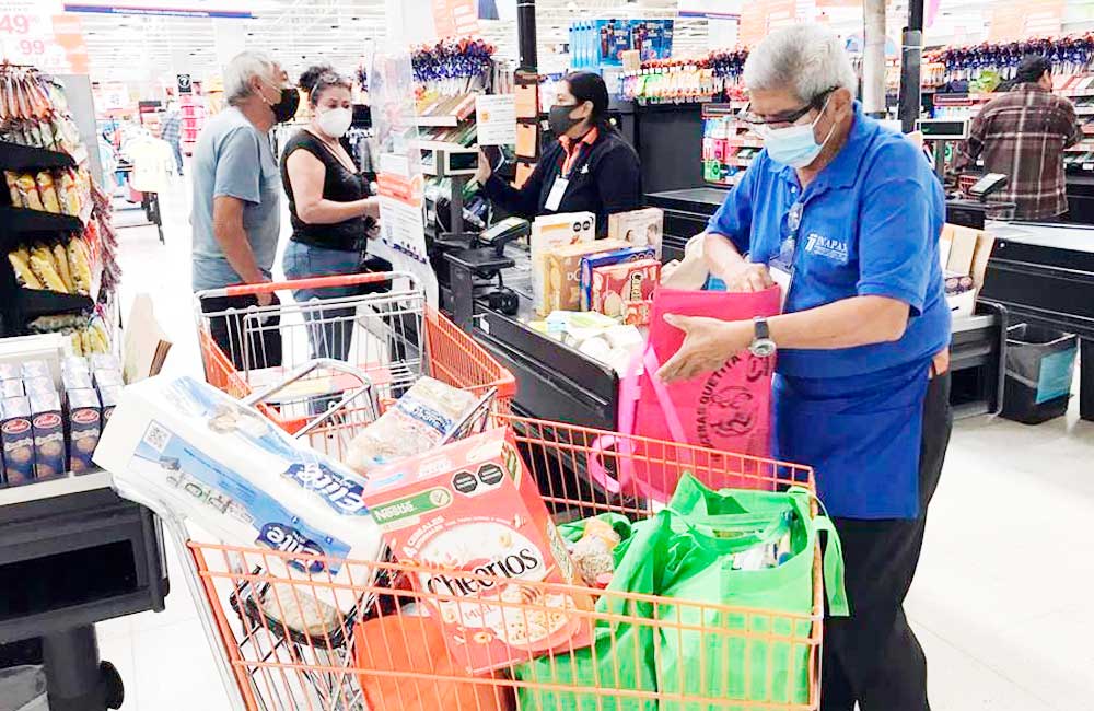 Como empacadores regresan adultos mayores a Walmart; hay acuerdo con Inapam