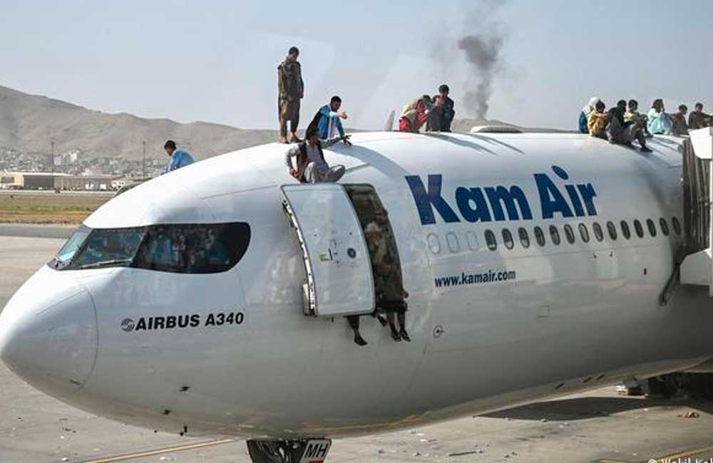 Pánico y caos en el aeropuerto de Kabul: mientras los talibanes toman la ciudad