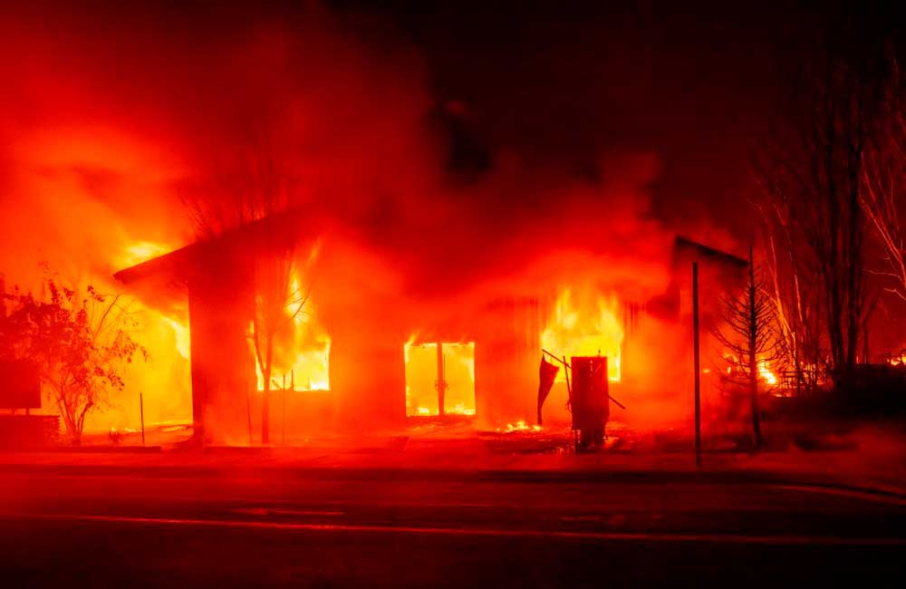 Enorme incendio Dixie arrasó con la histórica ciudad de California