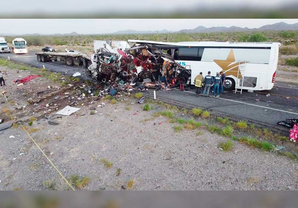 Chocan un autobús y dos tráileres en Sonora; 16 muertos, el saldo