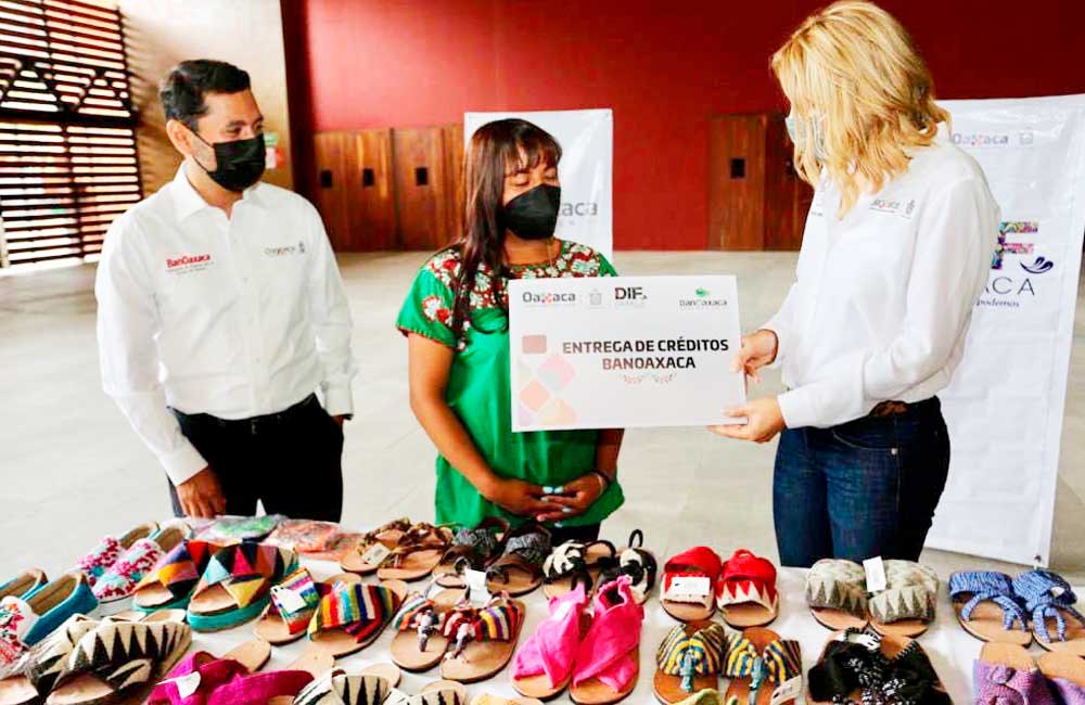 Entrega Ivette Morán, un crédito más de BanOaxaca para artesanas del calzado de la empresa Ndavaa