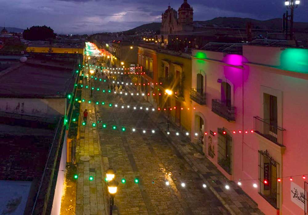 Administración ilumina de colores patrios el corazón de Oaxaca