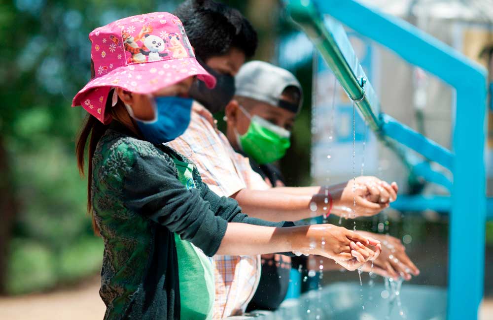 Instalan Unicef e IEEPO 100 estaciones de lavado de manos en 78 escuelas