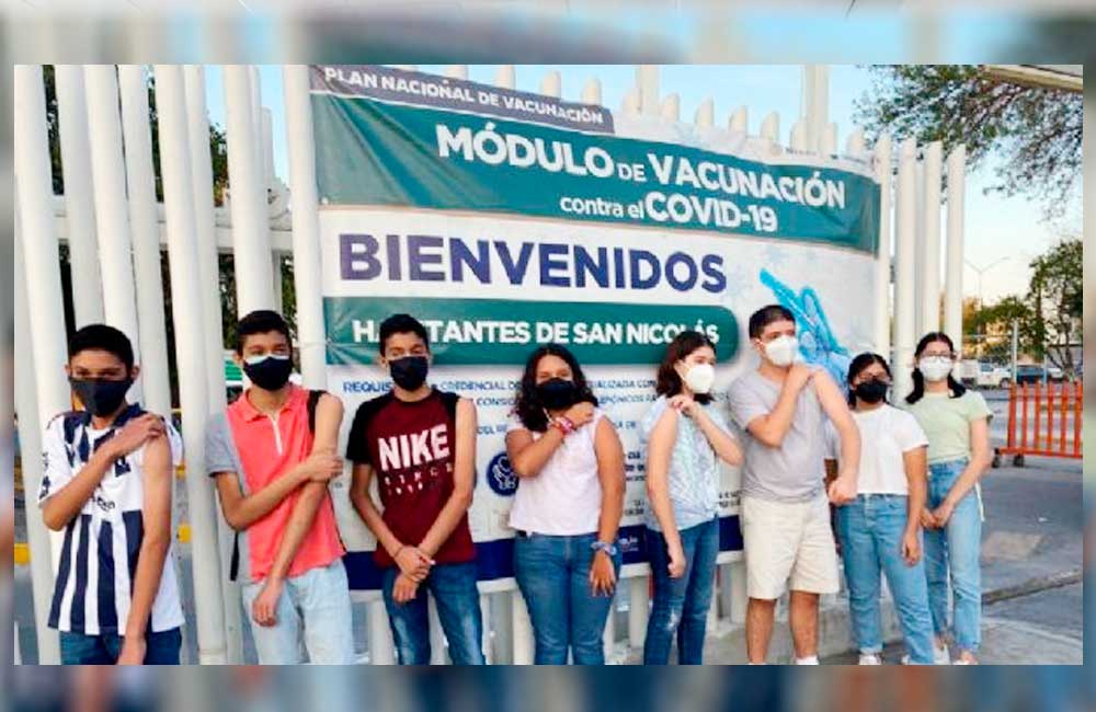Vacunan a los primeros 8 menores amparados para recibir dosis contra Covid-19, en Nuevo León
