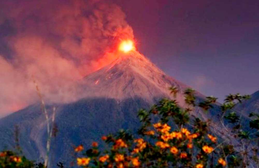Alerta por erupción del volcán de Fuego, en Guatemala, el más activo de Centroamérica