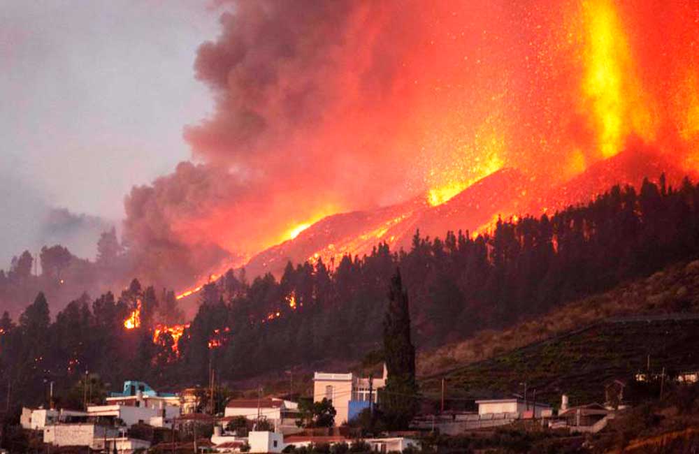 Lava del volcán Cumbre Vieja en Canarias, continúa destruyendo viviendas tras erupción