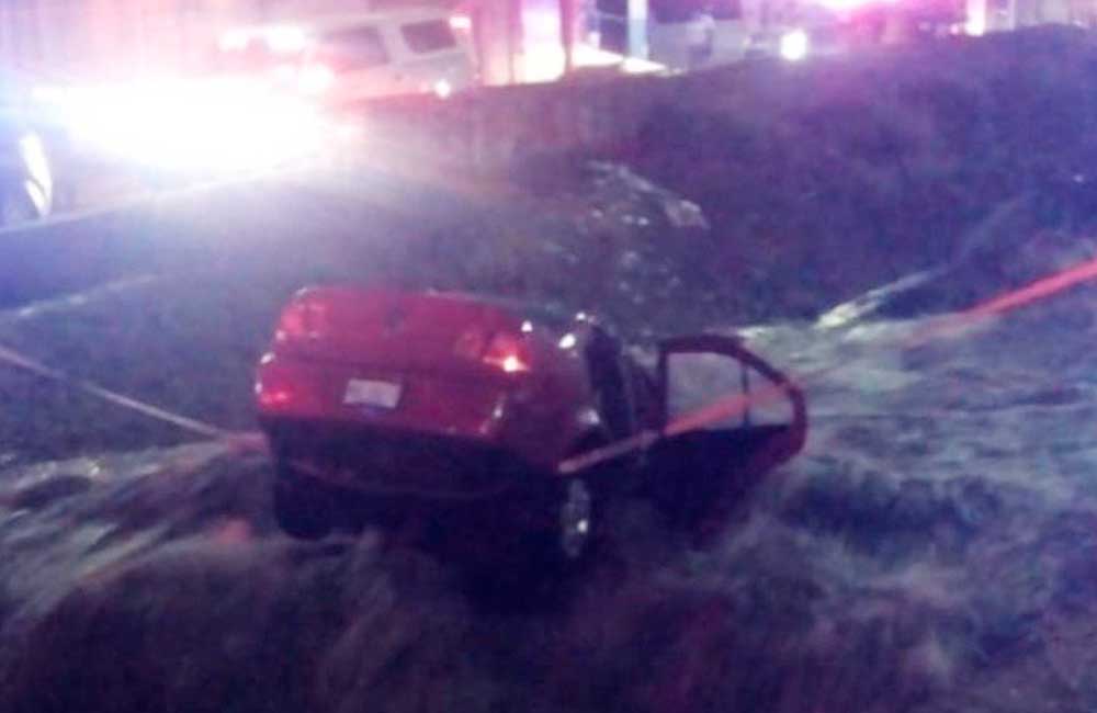 Muere pareja al caer con auto en un socavón y terminar en canal pluvial en Querétaro
