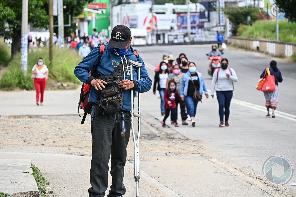 Bloqueos por protestas sindicales, obligan a la gente a caminar