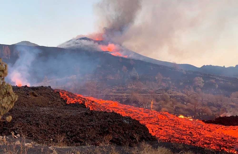 Emerge nuevo río de lava en isla de La Palma; alertan por más destrucción