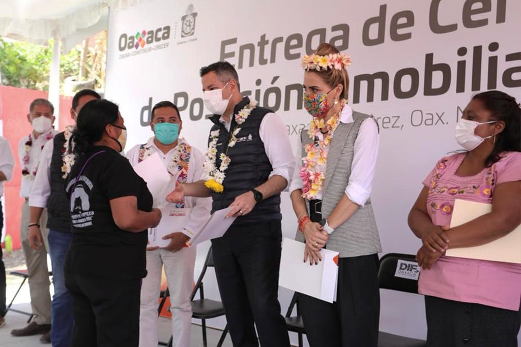 AMH entrega certificados de posesión inmobiliaria a la comunidad Francisco Villa, Santa María Atzompa
