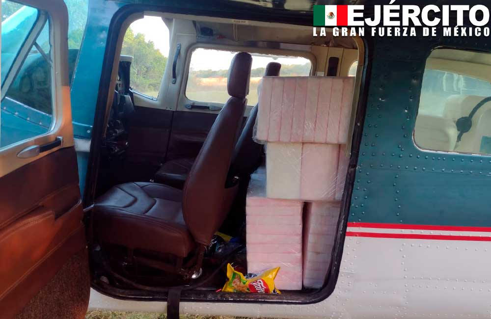 Intercepta ejército avioneta en Chahuites, Oaxaca con 400 kilos de cocaína