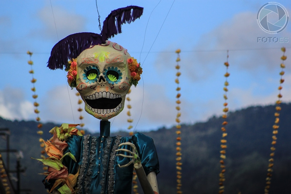 Calles oaxaqueñas adornadas por la festividad de Día de Muertos