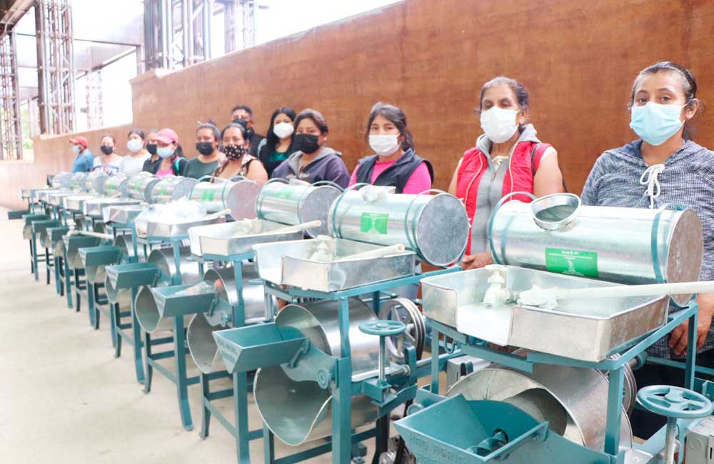 Empodera DIF y Sepia a mujeres de los Valles Centrales con entrega de molinos de nixtamal
