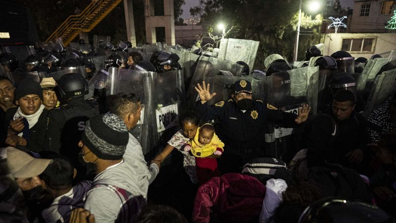 Migrantes se enfrentan con la Policía de CDMX; son trasladados a la Basílica de Guadalupe