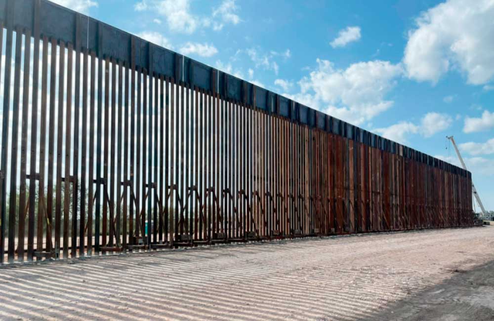 Con enormes barras de acero, Texas construye su propio “muro” en la frontera con México