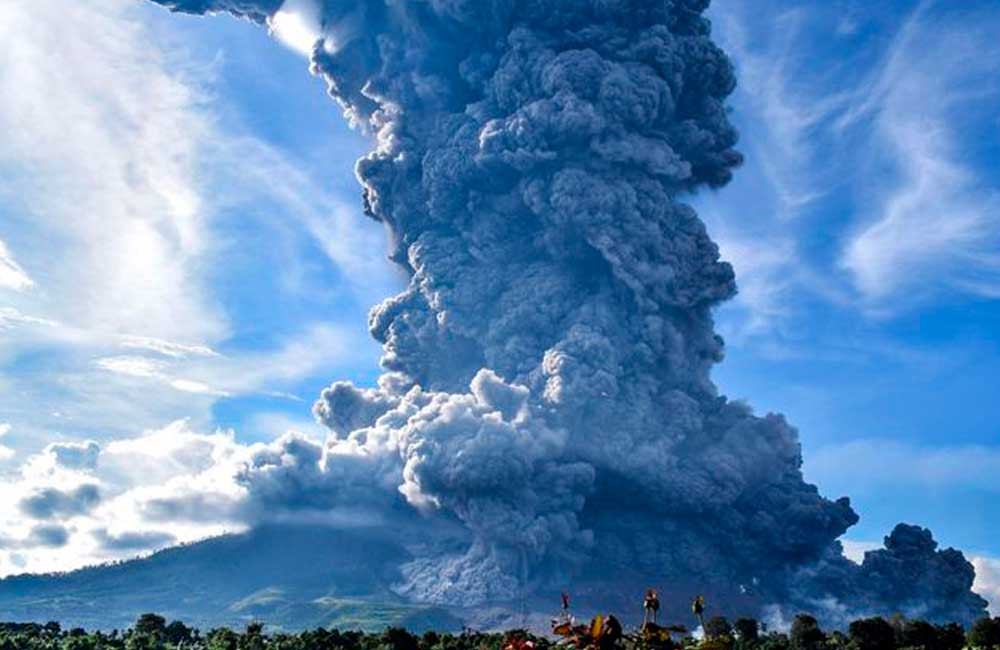 Suben a 22 las muertes por la erupción del volcán Semeru en la Isla Java de Indonesia