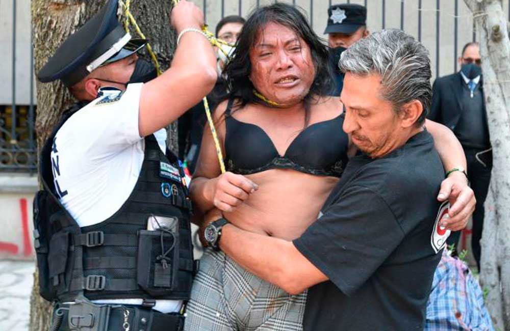 Para exigir atención sobre su caso, mujer transgénero de Oaxaca intentó colgarse frente a la Segob