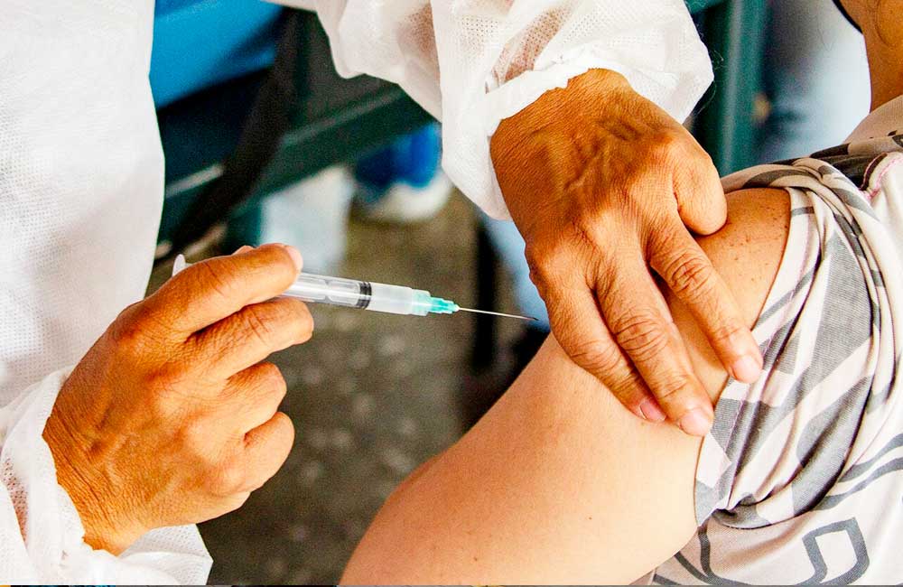 Refuerzo de vacunas evitan en 80% que ómicron provoque casos graves de Covid: OMS