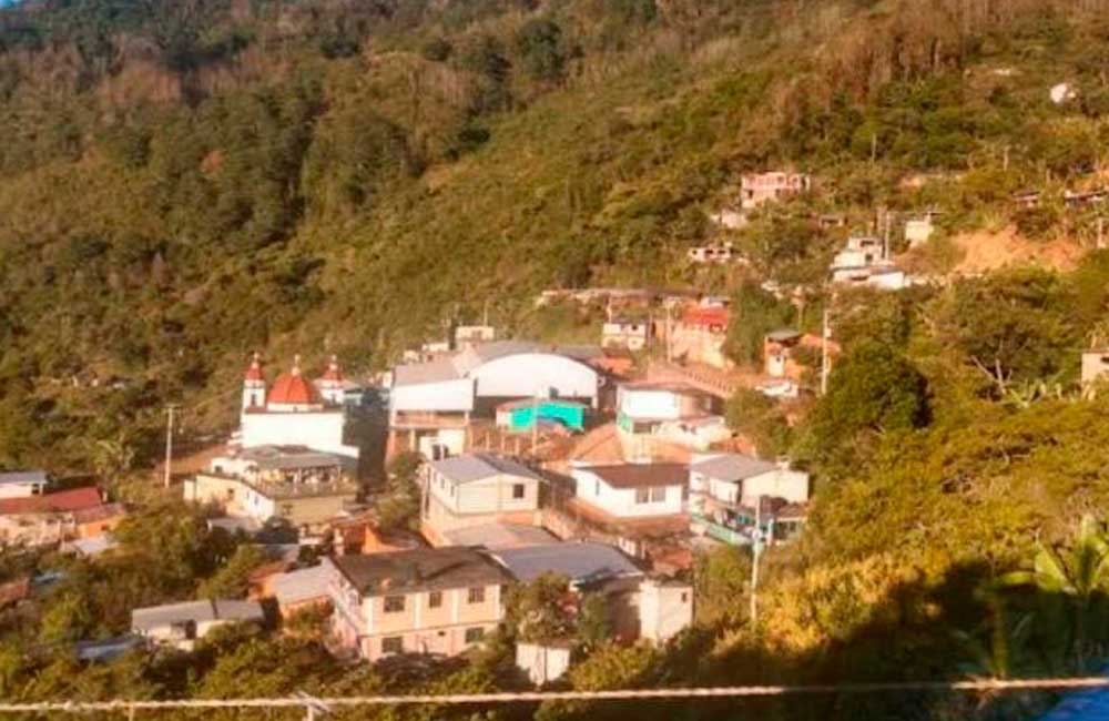 Por adeudo de 403 mil pesos, pobladores retienen a presidente municipal de Santiago Teotlasco