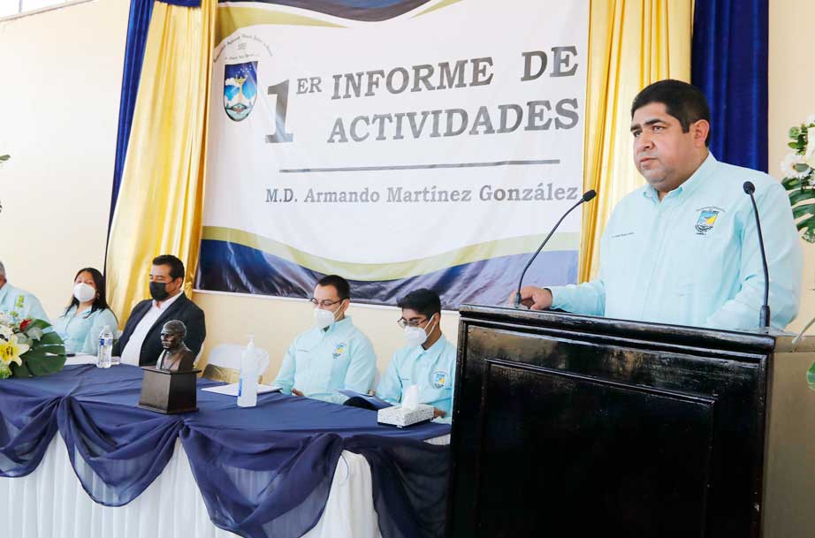 El Director de la Preparatoria 3 de la UABJO, Armando Martínez, Rindió su primer informe de actividades