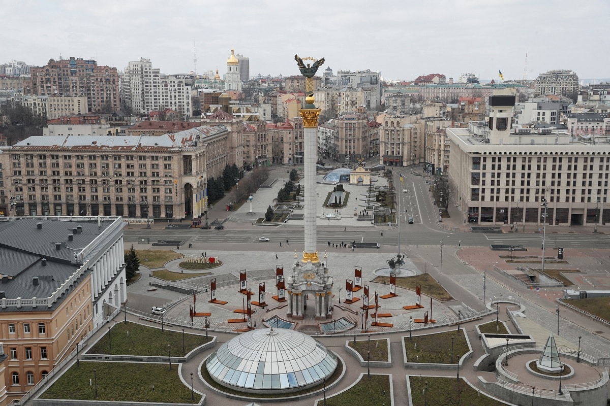 Imponen toque de queda en Kiev; Ucrania y Rusia negociarán fin de conflicto