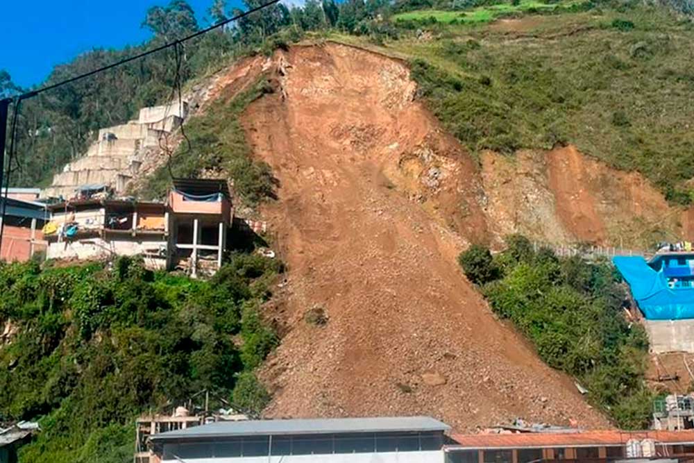 Derrumbe sepulta más de 60 casas en Perú; buscan a personas atrapadas