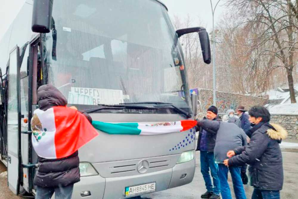 Rescatan a 20 mexicanos en Kiev, incluidos la embajadora y el cónsul