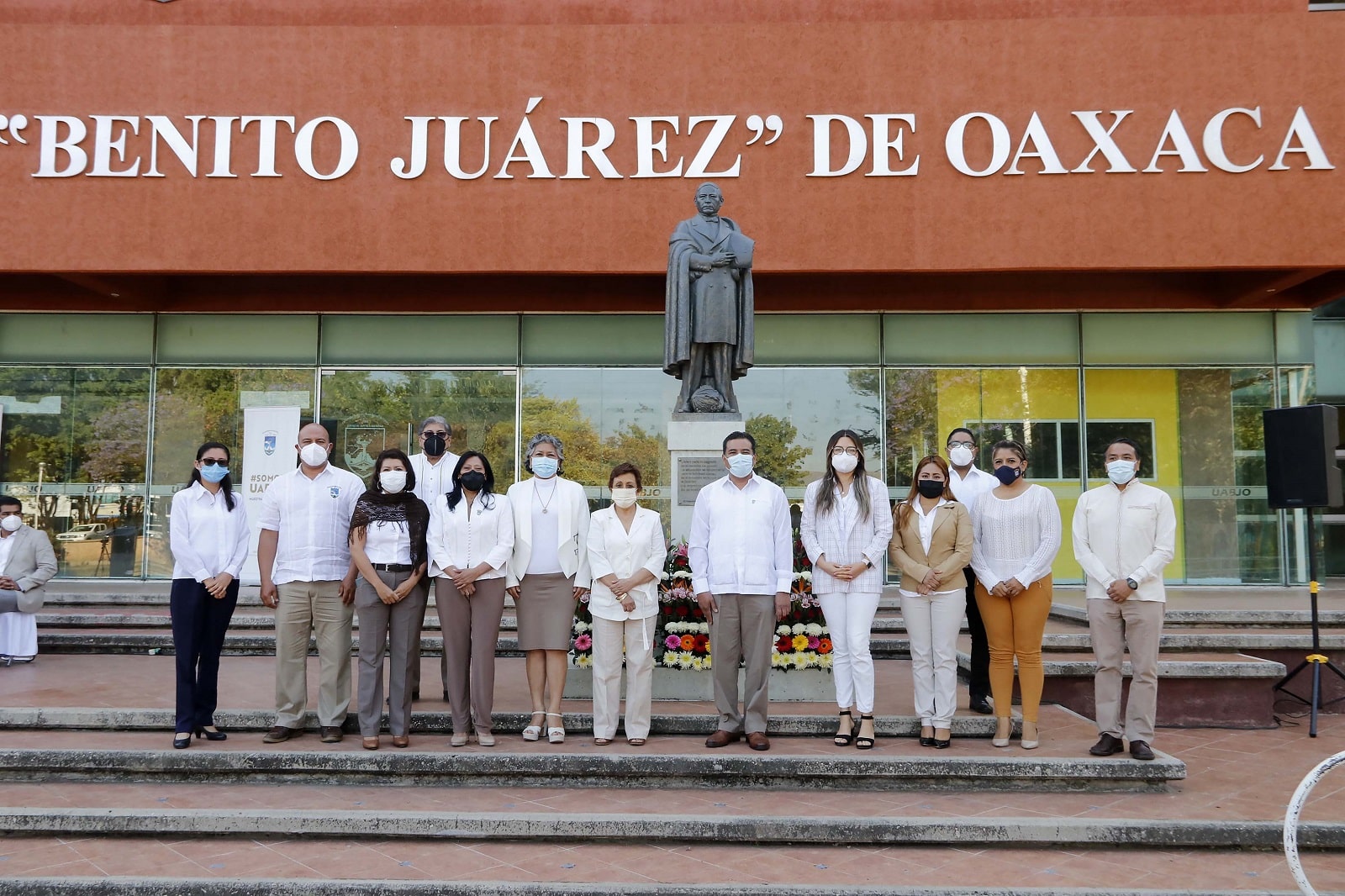 Honran legado de Benito Juárez García, las y los universitarios de la UABJO