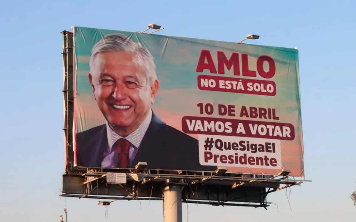 Ordena el INE retirar propaganda a favor de AMLO, pero no la difundida en contra