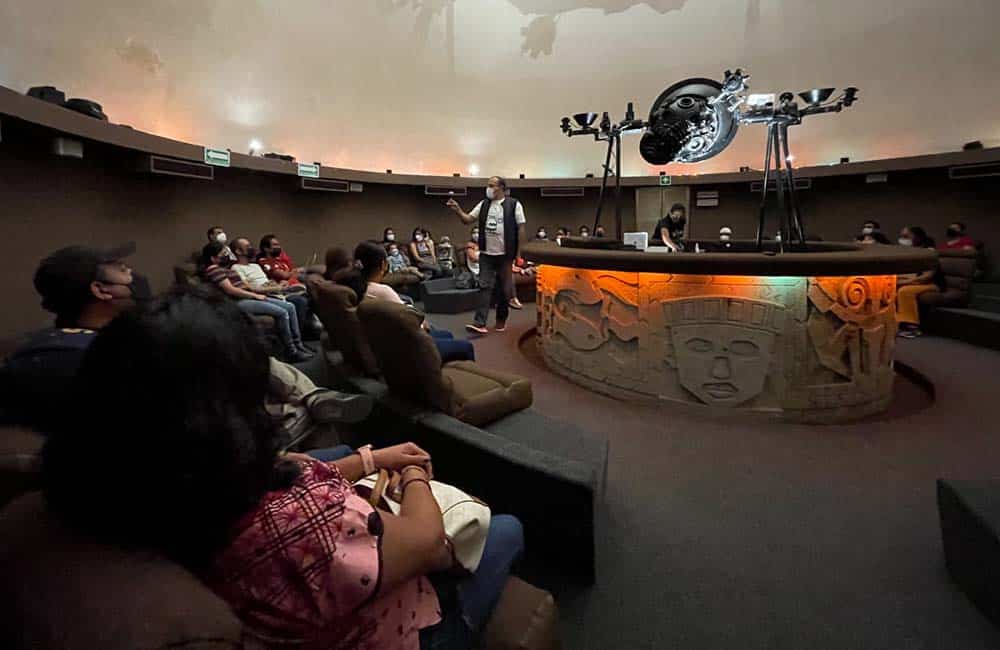 Familias oaxaqueñas celebran reapertura del Planetario Nundehui