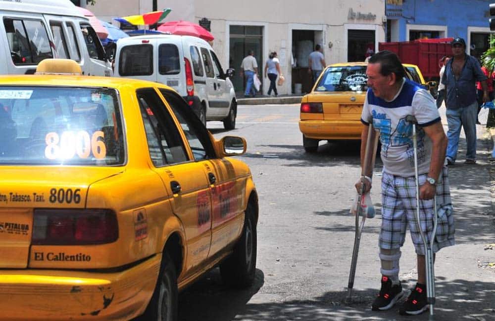 Piden a Semovi adaptar taxis para personas con discapacidad