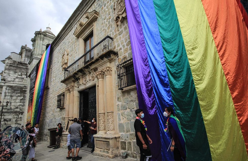 Palacio municipal de Oaxaca de Juárez se viste con las banderas LGBT+